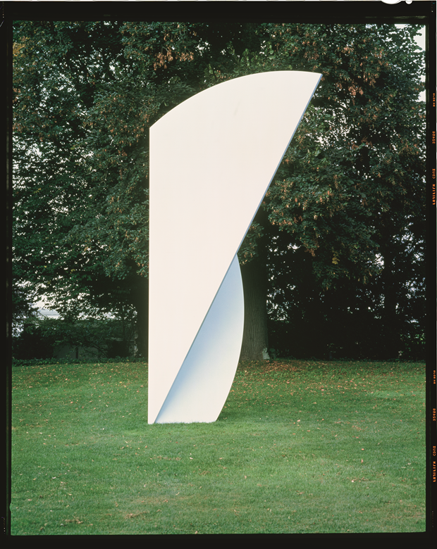 White Curves, 2001, painted aluminum and stainless steel, 234 x 131 7/8 x 49 1/2 inches, 594.4 x 335 x 125.7 cm. Photo credit: courtesy Fondation Beyeler, Basel. From Ellsworth Kelly