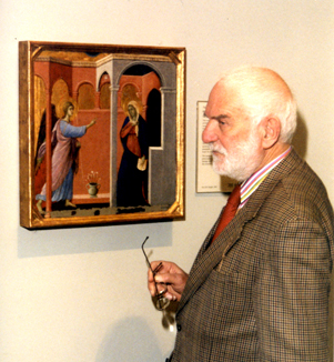 Anthony Caro beside The Annunciation (1307-1308/11) by Duccio di Buoninsegna, 1999