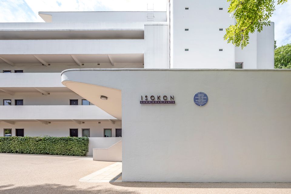 The Blue Plaque on the Isokon Building. Image courtesy of English Heritage