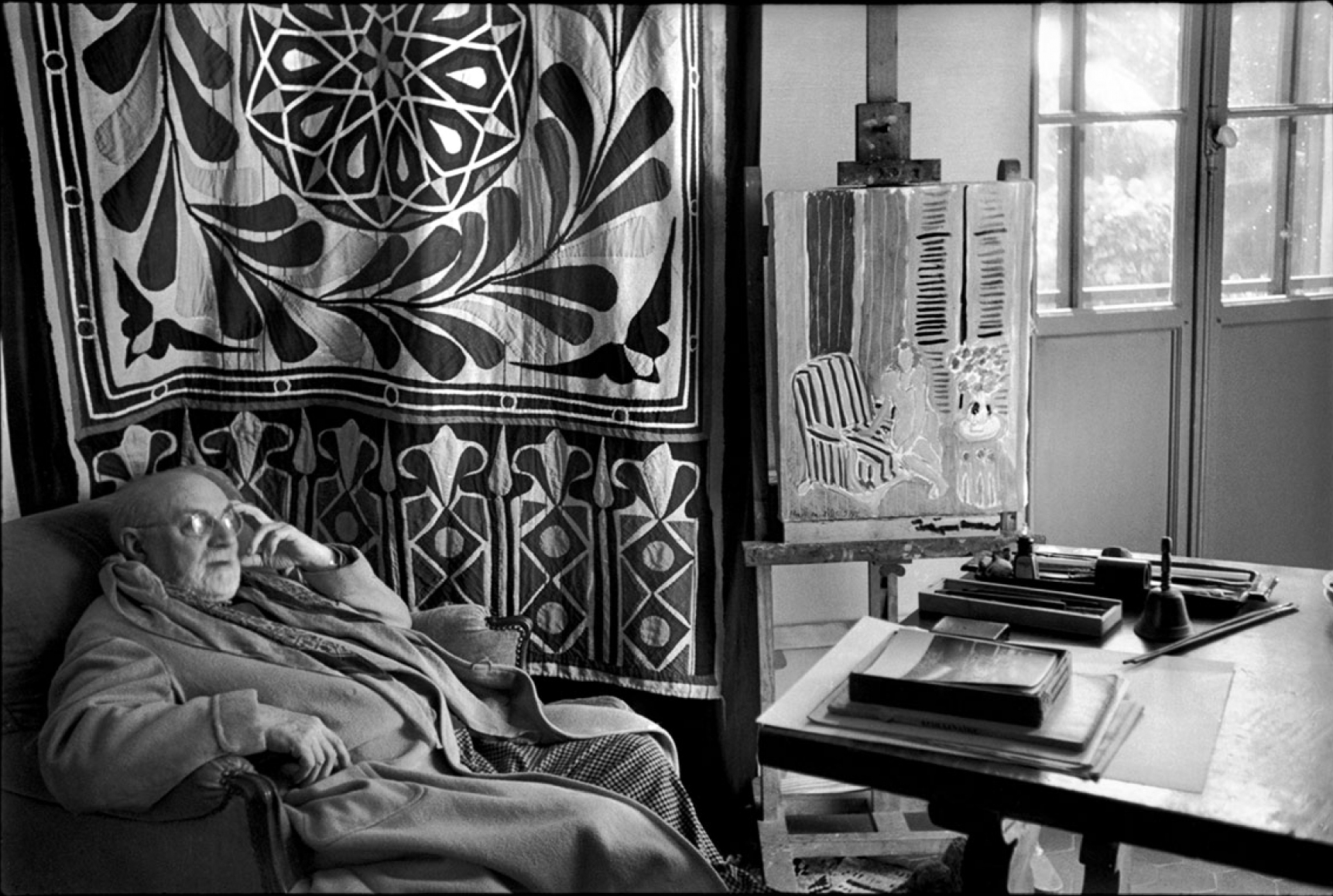 Henri Matisse at home in front of his Egyptian curtain, Villa La Reve, Vence, 1944 © Henri Cartier-Bresson/ Magnum Photos.