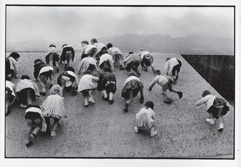 René Burri, Children playing at the Cité Radieuse (1959) Marseille
