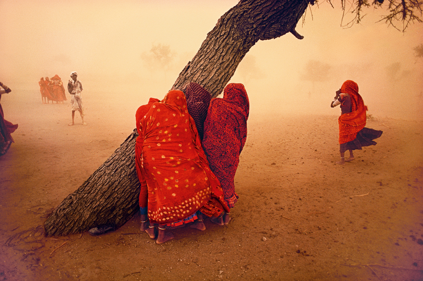Steve McCurry, Dust storm (1983), Rajasthan, India