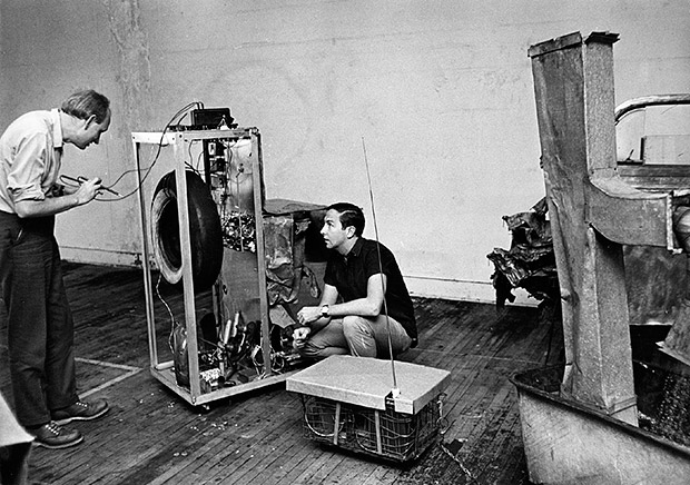 Rauschenberg and Billy Klüver working on Oracle 1965