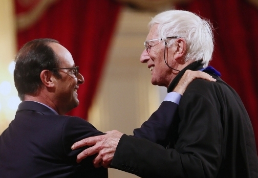 Phaidon author Tomi Ungerer being presented with his Ordre National du Mérite medal by Francis Hollande