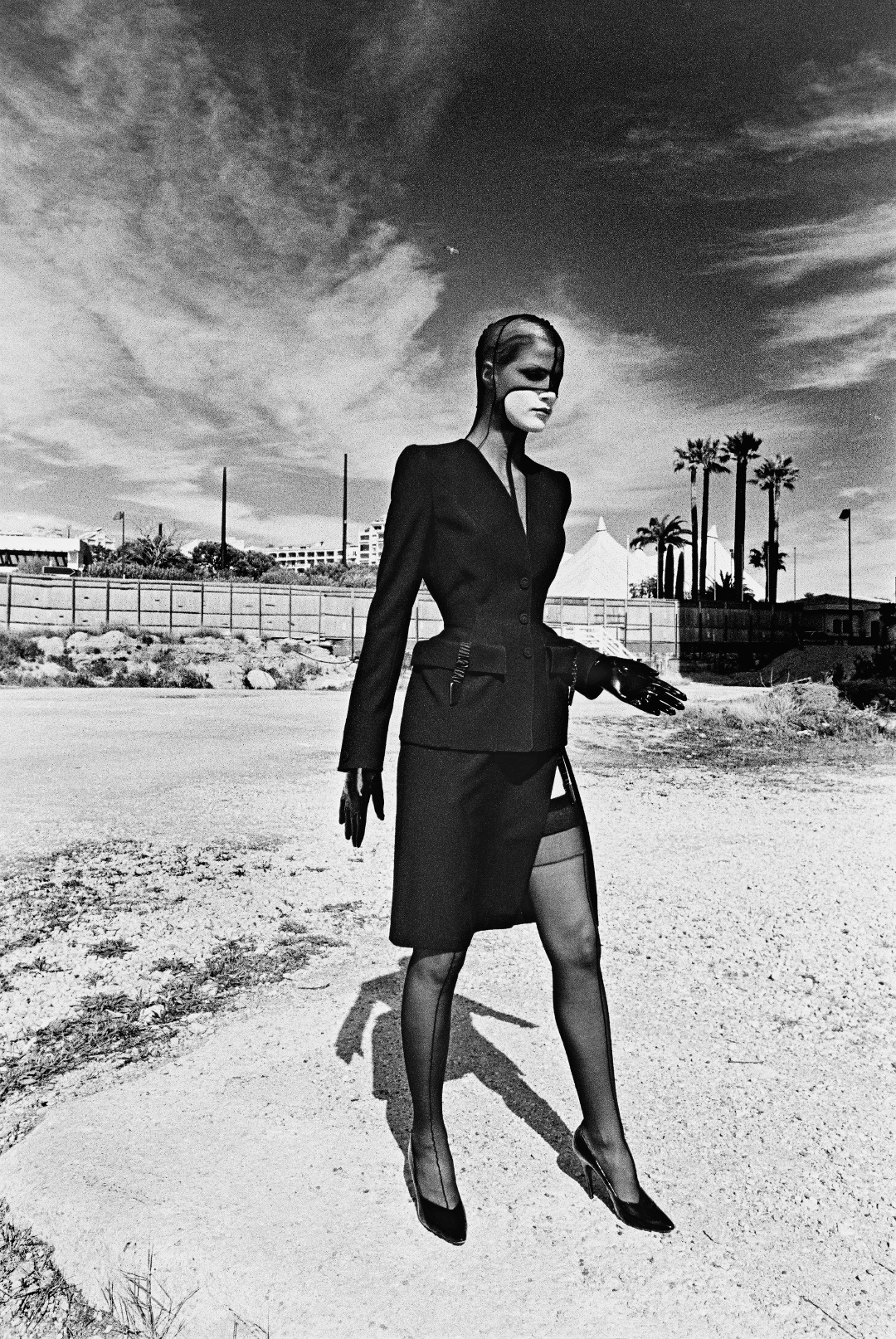 Helmut Newton, photo shoot for the catalogue of the collection Lingerie Revisited, Monaco, 1998. Photo: © The Helmut Newton Estate. Outfit: Thierry Mugler, Lingerie Revisited collection, prêt-à- porter fall/winter 1998–1999.