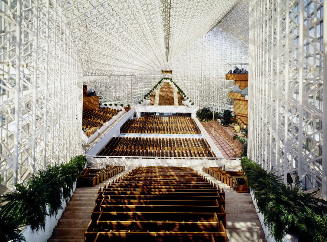 Interior view of the Crystal Cathedral, Johnson/Burgee Architects (from a concept by Eli Attia, an architect within the firm), Garden Grove, California, 1980. Julius Shulman