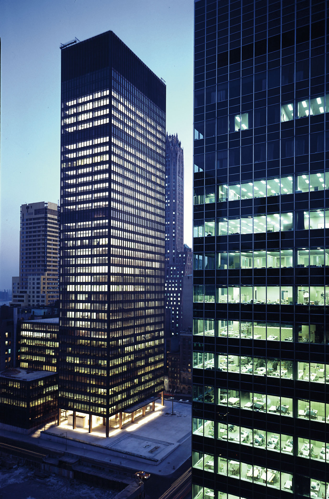 Mies van der Rohe with Philip Johnson, Seagram Building, 375 Park Avenue, New York, 1954–8; exterior view at dusk. Picture credit: © 2013 Artists Rights Society (ARS), New York / VG Bild-Kunst, Bonn
