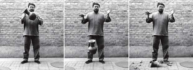 Dropping a Han Dynasty Urn (1995) by Ai Weiwei