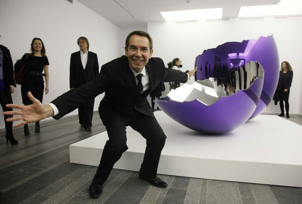Jeff Koons with Cracked Egg (1994-2006) also from his Celebration series